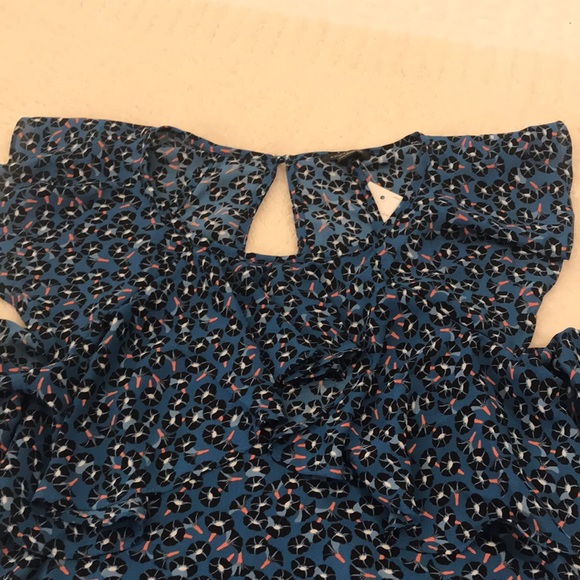 NWT Ann Taylor cold should ruffle blouse. Size M. - Picture 8 of 10